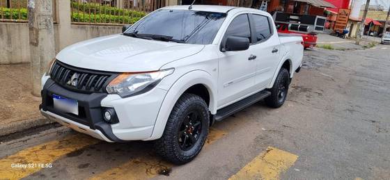 MITSUBISHI L200 TRITON 2.4 16V TURBO DIESEL GL CD 4X4 MANUAL MITSUBISHI L200 TRITON 2.4 16V TURBO DIESEL GL CD 4X4 MANUAL